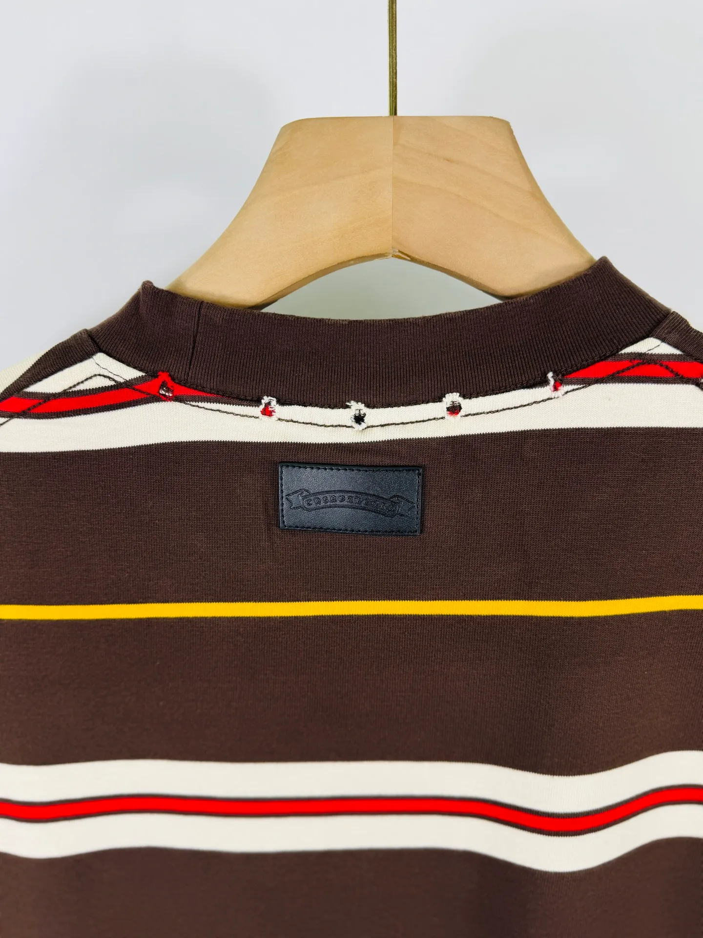 P260 top version, real shot without P, ​​different from market currency) 𝗖𝗵𝗿𝗼𝗺𝗲 𝗛𝗲𝗮𝗿𝘁𝘀/Cro Heart 2025 Autumn and Winter Horseshoe Cross Stripe Couple Casual Long Sleeve 👑The highest version! Customized fabric 320g fabric! Horseshoe cross sticker, a best-selling model in the counter, very comfortable to wear. Accessories: original molded and authenticated collar label➕100% silk wash label. Genuine purchase-grade original hangtag➕matching hanging rope➕3D hanging beads➕original packaging bag. Craftsmanship: The original version has consistent wiring! The highest version of the armhole matching technique! Color: Brown Green Size: S M L XL Style No.: 5193